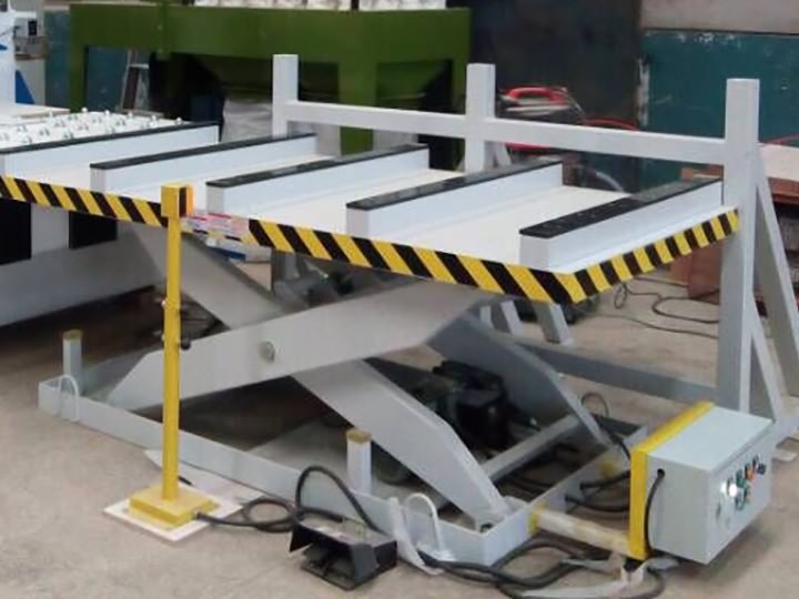 家具生產(chǎn)線(xiàn)自動(dòng)送料數(shù)控機(jī)床