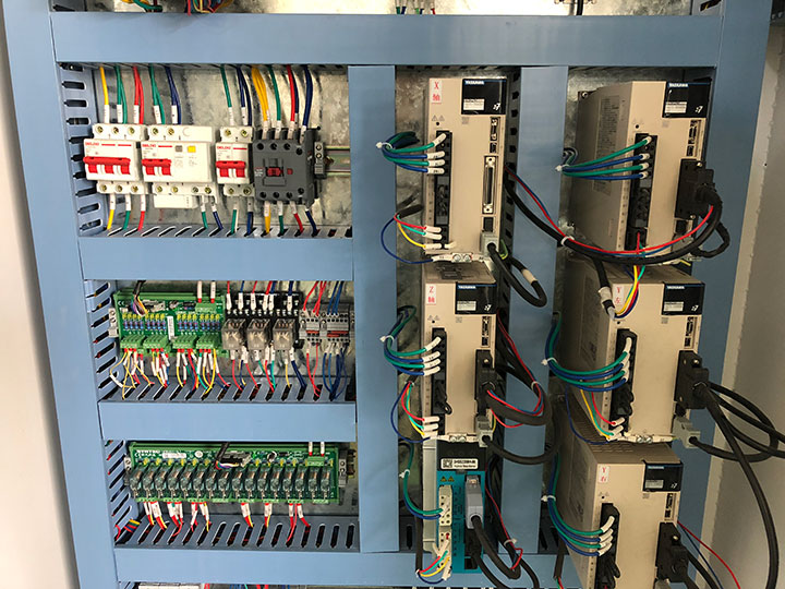 用于家具制造的專業(yè)數(shù)控木雕機(jī)