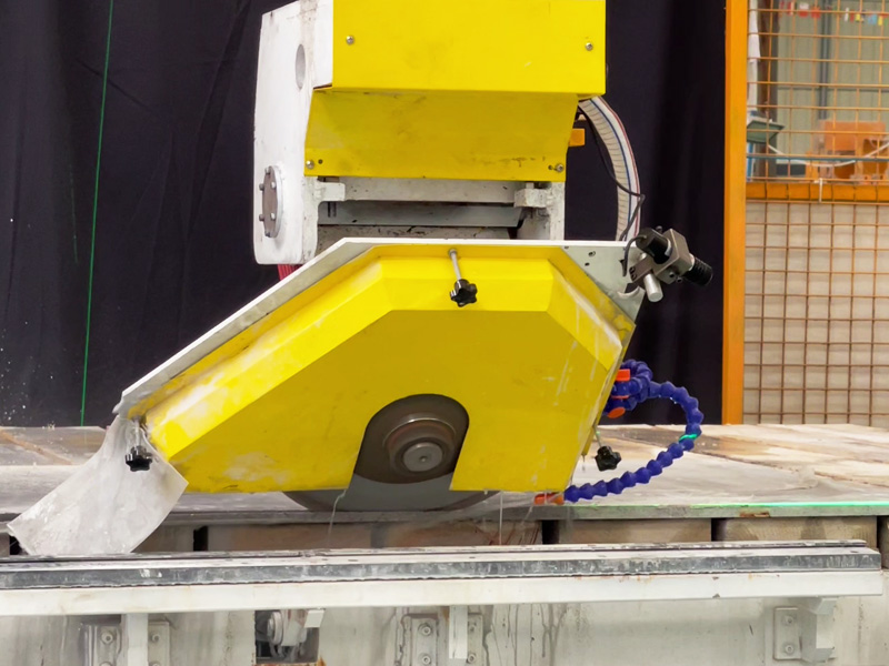 適用于廚房臺(tái)面和梳妝臺(tái)面的四軸數(shù)控橋切機(jī)