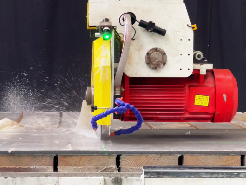 適用于廚房臺(tái)面和梳妝臺(tái)面的四軸數(shù)控橋切機(jī)