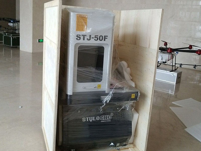 帶全封閉蓋的光纖激光雕刻機(jī)包裝