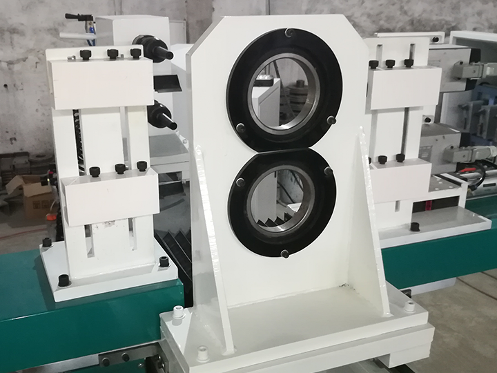 雙主軸自動數(shù)控木工車床，用于棒球棒