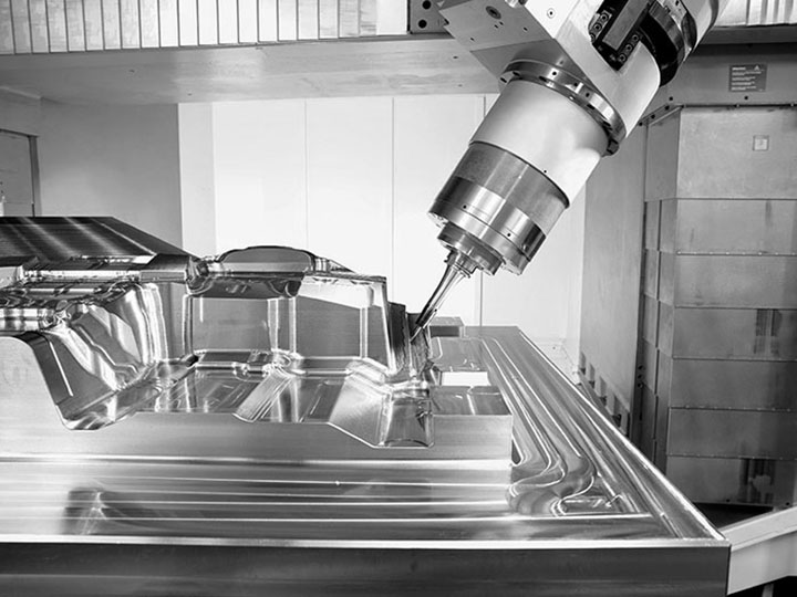 復雜的機械零件不再能夠僅由熟練的操作員制造。