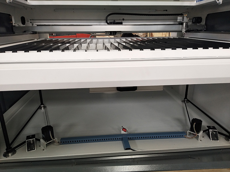 旋轉(zhuǎn) CO2 激光雕刻機(jī)上下工作臺(tái)