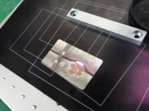 MOPA光纖激光雕刻金屬卡上的彩色標(biāo)志 MOPA光纖激光雕刻金屬卡上的彩色標(biāo)志