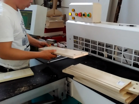 自動數(shù)控側鉆機如何工作？