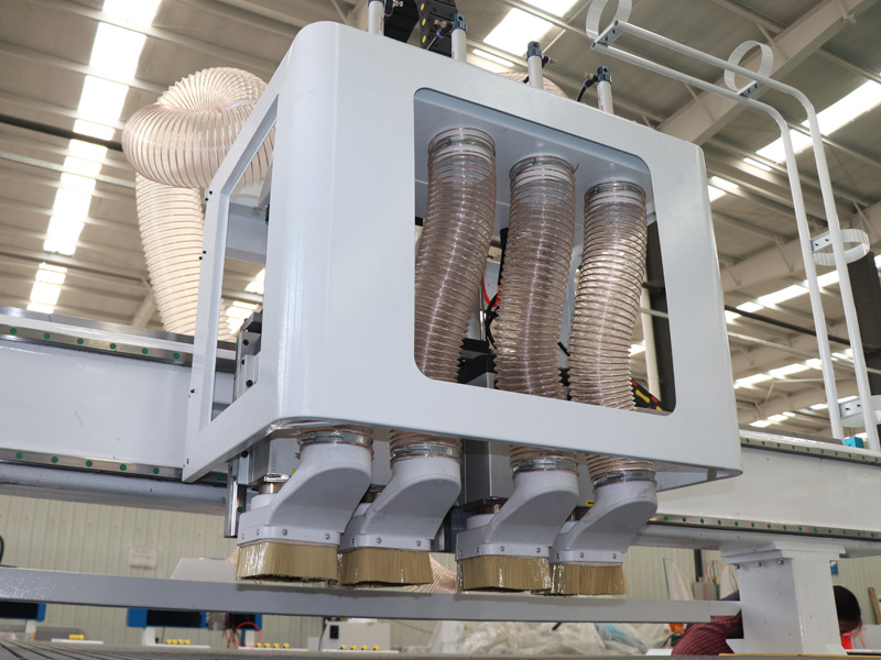 出售工業(yè)自動換刀數(shù)控雕刻機配備4個主軸