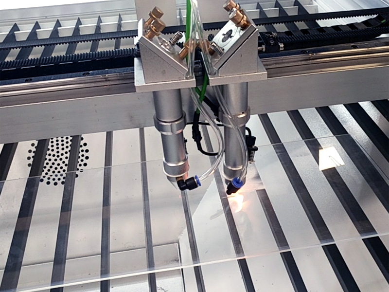 價(jià)格實(shí)惠的激光雕刻機(jī)，適用于皮革、織物、紙張、牛仔褲