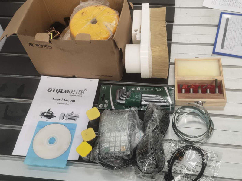 經(jīng)濟(jì)實(shí)惠的數(shù)控雕刻刻機(jī)工作臺(tái)鉆頭和工具