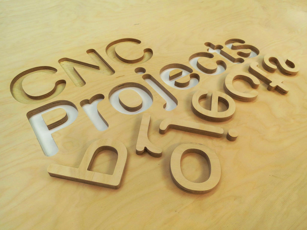 用于木質(zhì)標(biāo)牌制作項目的數(shù)控雕刻機(jī)