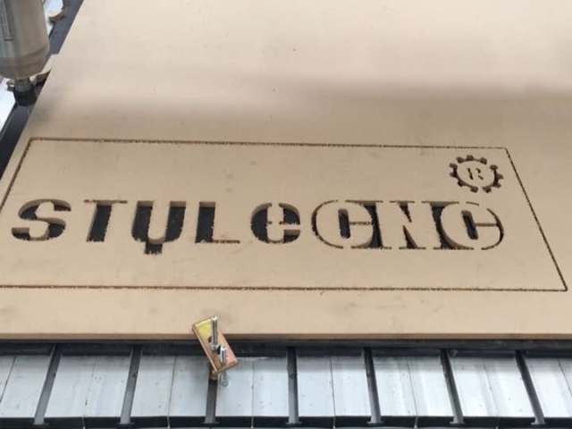 用于木質(zhì)標牌切割項目的數(shù)控雕刻機 用于木質(zhì)標牌切割項目的數(shù)控雕刻機