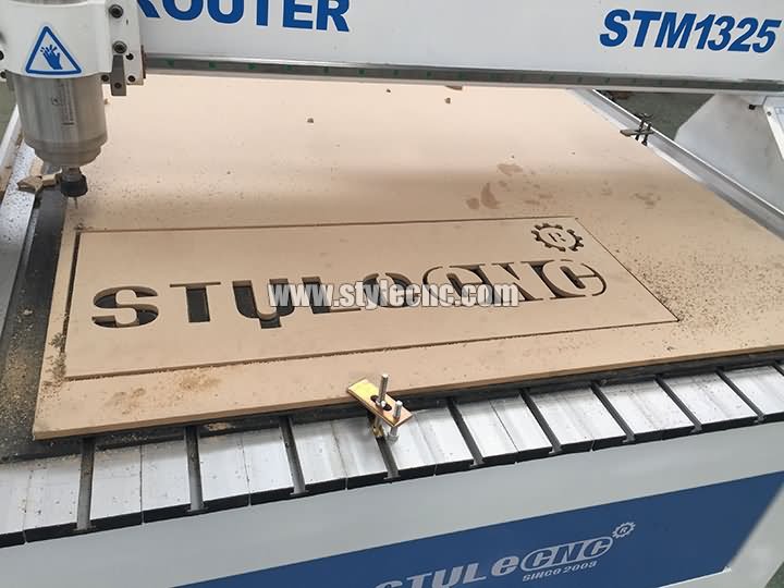 標(biāo)準(zhǔn) 1325 數(shù)控木工機(jī)，用于中密度纖維板切割