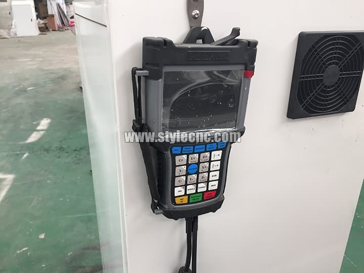 帶自動換刀裝置 (ATC) 的小型數(shù)控雕刻機