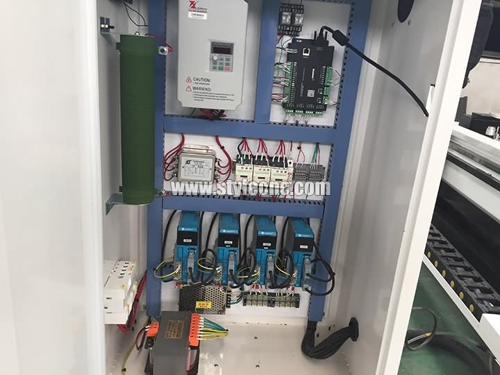 帶自動換刀裝置 (ATC) 的小型數(shù)控雕刻機