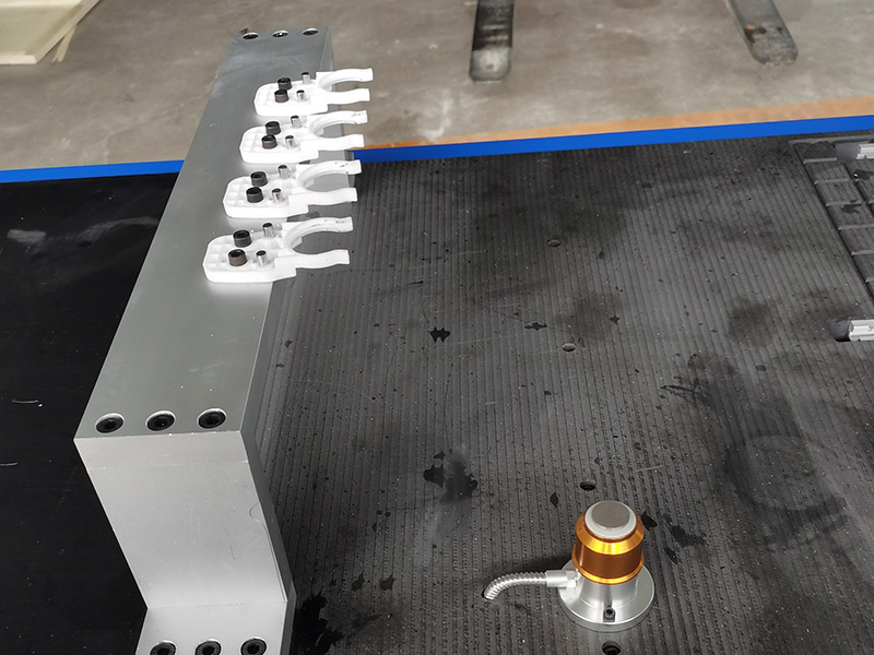 適合家庭使用的帶換刀裝置的小型臺式數(shù)控雕刻機