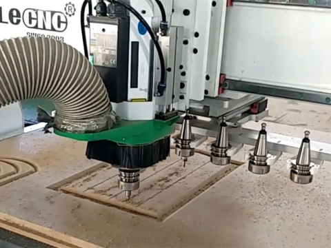 經(jīng)濟(jì)實(shí)惠的數(shù)控雕刻刻機(jī)套件，配有線性工具更換器