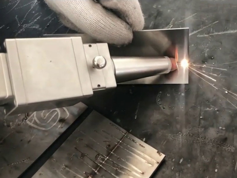 如何使用手持式激光焊接機(jī)？