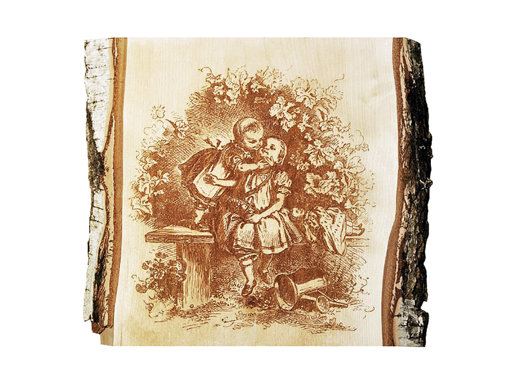 用激光雕刻木頭上的愛(ài)心照片