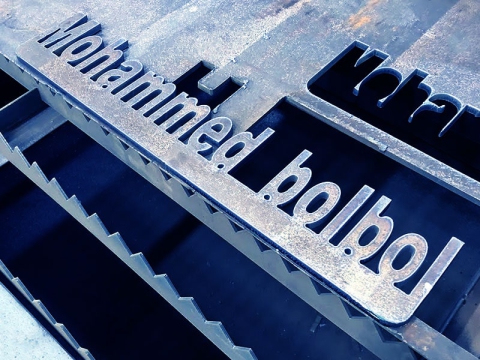 工業(yè)數(shù)控等離子切割工作臺，配備 Hypertherm 等離子切割機