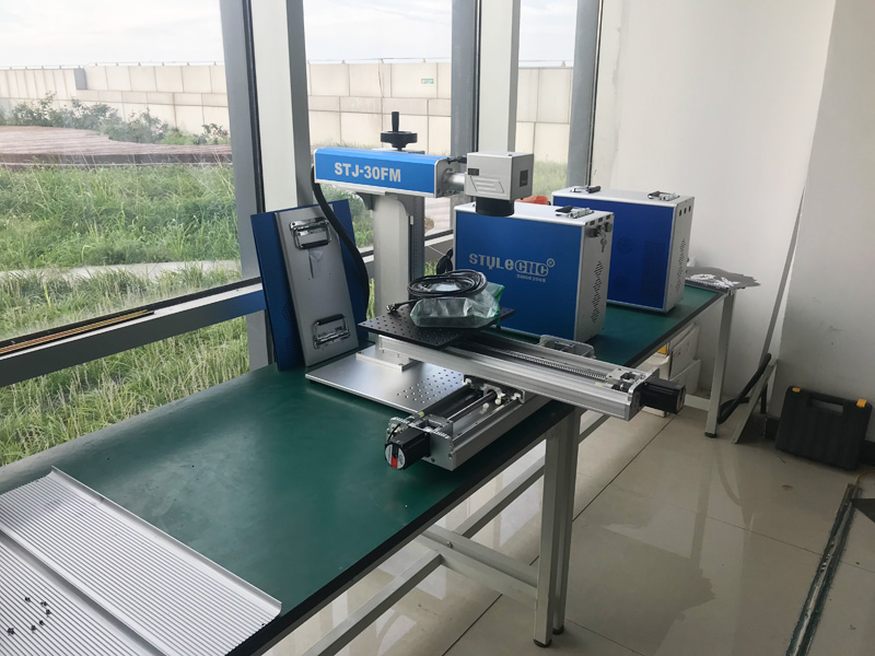 帶 XY 2 軸移動工作臺的光纖激光雕刻機(jī)，適用于 2D 工作臺