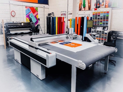 用于印刷、廣告、營(yíng)銷的數(shù)字平板切割機(jī)