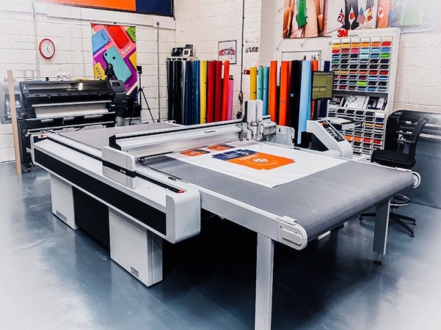 用于印刷、廣告、營(yíng)銷(xiāo)的數(shù)字平板切割機(jī)
