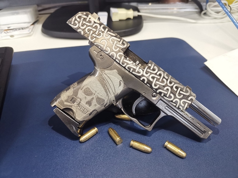 如何使用光纖激光深雕機 DIY 定制槍支？