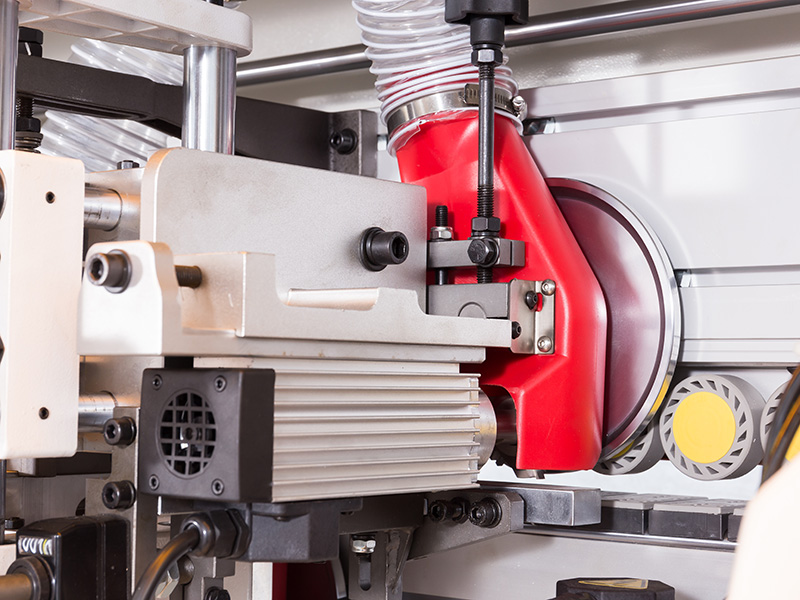 使用雙鋸對零件進行精修