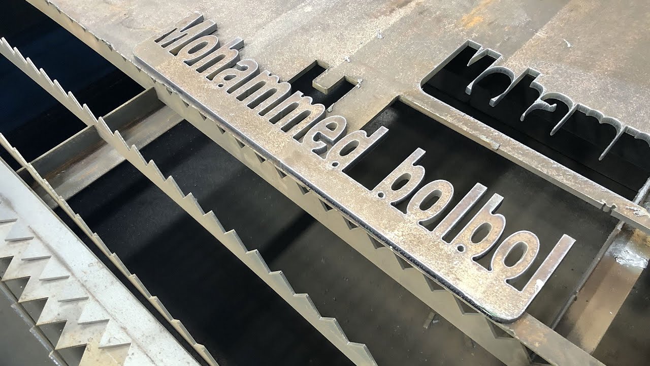 工業(yè)數(shù)控等離子切割工作臺，配備 Hypertherm 等離子切割機