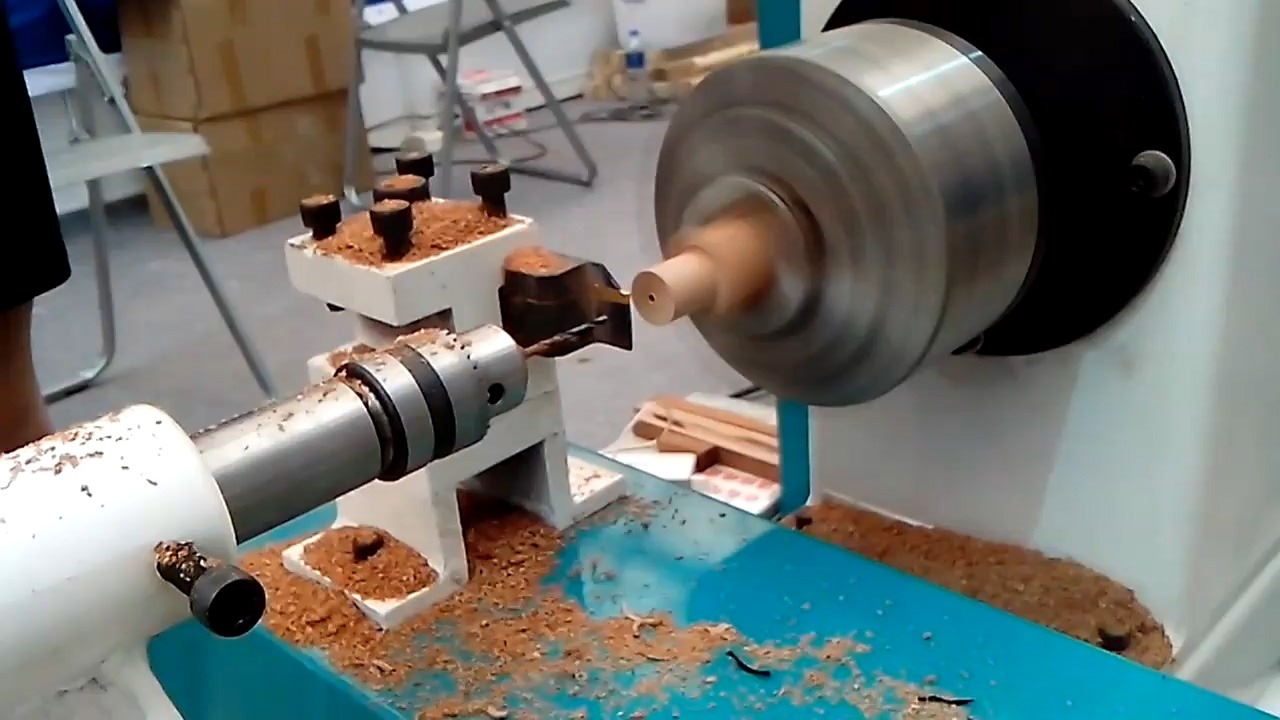 迷你臺(tái)式木工車(chē)床，適用于小型木制工藝品和藝術(shù)品